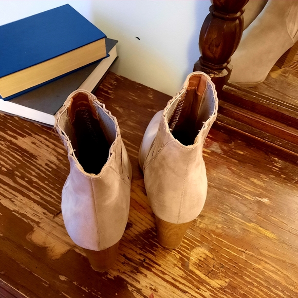 Boot - Picture 2 of 16